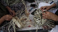 Biasanya selepas ashar, ibu-ibu akan berkumpul untuk mulai menganyam. Kegiatan ini juga didukung penuh oleh Kepala Desa Trtitiro yang menginginkan ibu-ibu di desanya bisa berkembang dan produktif.   