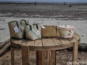 Karya Ciamik Tas Anyaman Lontar Warga Desa Tritiro