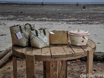 Karya Ciamik Tas Anyaman Lontar Warga Desa Tritiro