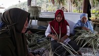 Sejumlah warga membuat kerajinan daun lontar di salah satu industri kerajinan rumahan kawasan Pantai Sapahatu, Desa Tritiro, Bulukumba, Sulawesi Selatan, Selasa (31/11/2023).  