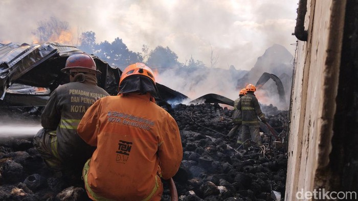 Kebakaran gudang pabrik Cipadung Bandung.
