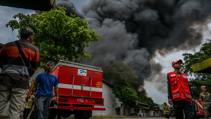 Petugas pemadam kebakaran berupaya memadamkan api saat kebakaran yang terjadi di pabrik pemintalan kapas di Bandung, Jawa Barat, Rabu (15/11/2023). Penyebab kebakaran pabrik pemintalan kapas tersebut masih dalam penyelidikan petugas pemadam kebakaran Kota Bandung. ANTARA FOTO/Raisan Al Farisi/foc.