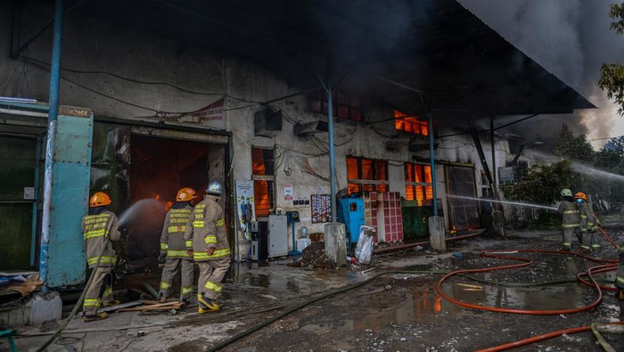 Kebakaran pabrik pemintalan kapas di Bandung Petugas pemadam kebakaran berupaya memadamkan api saat kebakaran yang terjadi di pabrik pemintalan kapas di Bandung, Jawa Barat, Rabu (15/11/2023). Penyebab kebakaran pabrik pemintalan kapas tersebut masih dalam penyelidikan petugas pemadam kebakaran Kota Bandung. ANTARA FOTO/Raisan Al Farisi/foc.