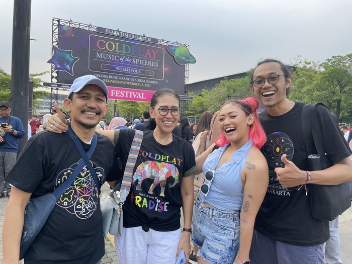 Keluarga penonton yang menyaksikan konser Coldplay.