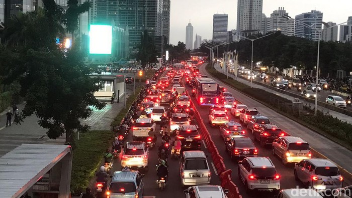 Kepadatan lalu lintas terpantau terjadi di Jalan Sudirman, Jakarta. Arus lalu lintas kendaraan menuju Bundaran Senayan. (Fitrya AK/detikcom)