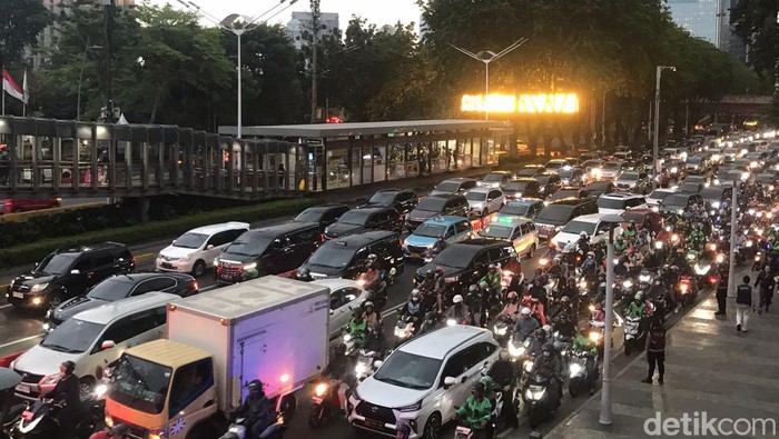 Kepadatan lalu lintas terpantau terjadi di Jalan Sudirman, Jakarta. Arus lalu lintas kendaraan menuju Bundaran Senayan. (Fitrya AK/detikcom)