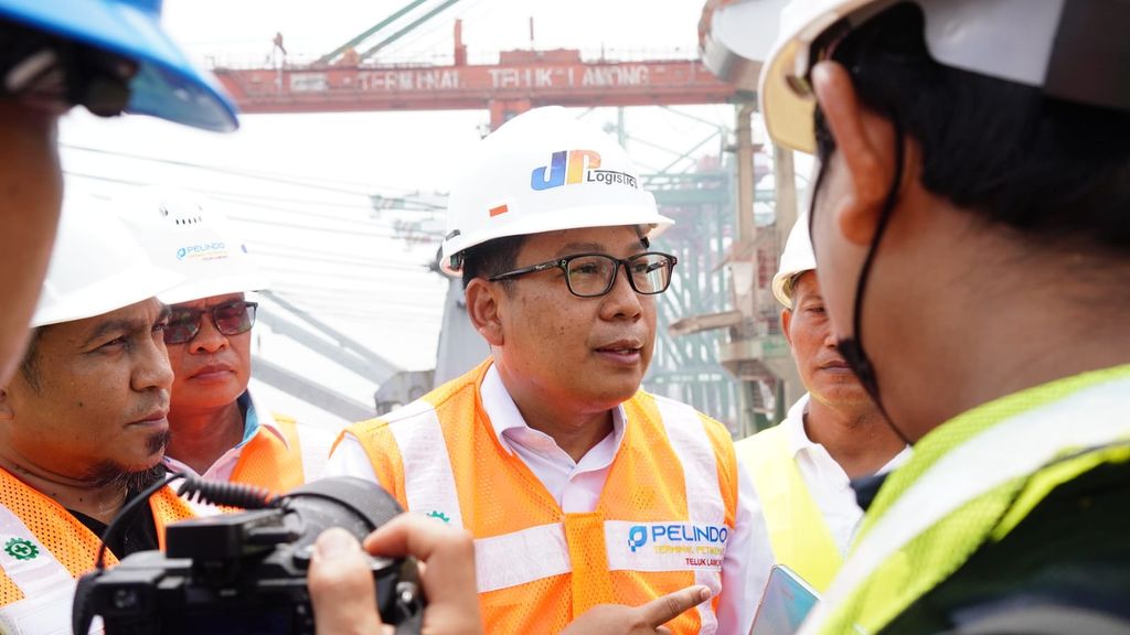 Kepala Bapanas Arief Prasetyo Adi saat bongkar muat 20.000 ton jagung impor. (Dok. Bapanas)