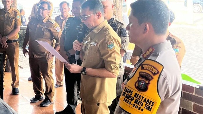 Kepala Dinas PMPTSP Faisal Arif saat mendatangi lokasi Sky Garden