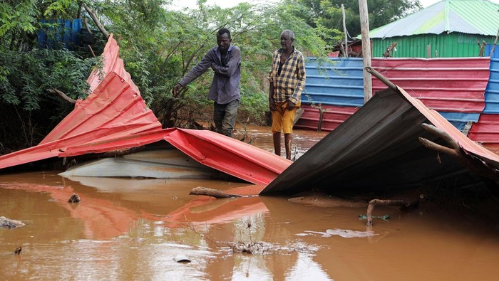 Banjir menerjang Distrik Luuq, Gedo, Negara Bagian Jubaland Somalia. Banjir itu mengakibatkan sejumlah rumah rusak. Ini penampakannya.