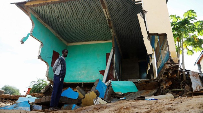Kerusakan Akibat Terjangan Banjir di Somalia Banjir menerjang Distrik Luuq, Gedo, Negara Bagian Jubaland Somalia. Banjir itu mengakibatkan sejumlah rumah rusak. Ini penampakannya.
