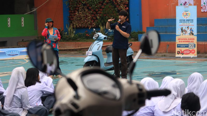 Keseruan Siswa SMAN 10 Bandung ramaikan acara Classy Yamaha Youth Festival.
