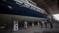 Dirjen Pengawasan Sumber Daya Kelautan dan Perikanan (PSDKP) Laksda TNI Adin Nurawaluddin (kiri) meninjau proses pembangunan kapal pengawas perikanan di PT Palindo Marine Shipyard, Batam, Kepulauan Riau, Rabu (15/11/2023).