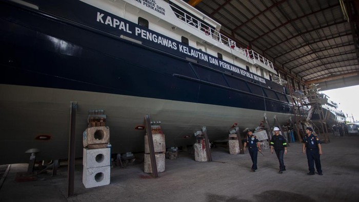 KKP bangun dua kapal pengawas perikanan di Batam Dirjen Pengawasan Sumber Daya Kelautan dan Perikanan (PSDKP) Laksda TNI Adin Nurawaluddin (kiri) meninjau proses pembangunan kapal pengawas perikanan di PT Palindo Marine Shipyard, Batam, Kepulauan Riau, Rabu (15/11/2023). Kementerian Kelautan dan Perikanan (KKP) membangun dua kapal pengawas perikanan berukuran 50 meter dengan menggunakan teknologi anti-illegal fishing yang akan memperkuat armada pemberantasan pencurian ikan di laut Indonesia. ANTARA FOTO/Teguh Prihatna/rwa.