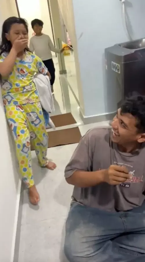 Kocak! Ayah Ini Pasang Gembok di Kulkas Agar Anak-anaknya Tak Curi Makanan