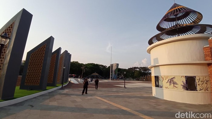 Komplek olahraga Dadaha Tasikmalaya dulunya arena balap kuda.