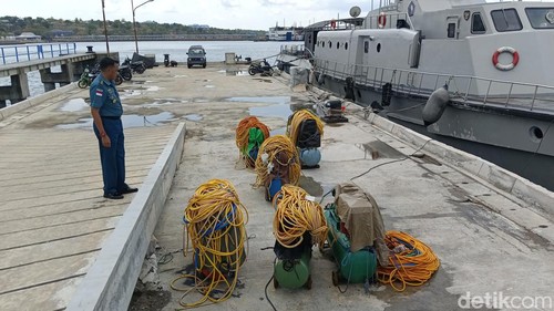 Komsatrol Lantamal VII Kupang KL Dahana Ali Prakasa menunjukkan kompresor yang dipakai nelayan NTB menangkap lobster.