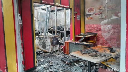 Kondisi bangunan restoran JFC di Denpasar yang terbakar.