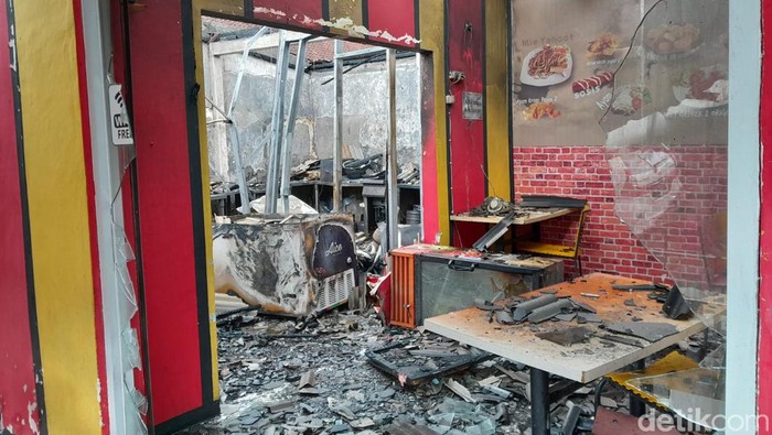 Kondisi bangunan restoran JFC di Denpasar yang terbakar.