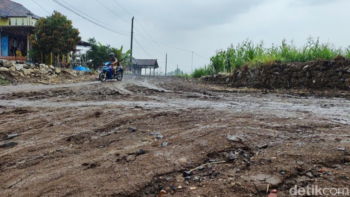 Kondisi jalan rusak usai dikeruk di Padukuhan Pagerjurang, Kalurahan Kampung, Kapanewon Ngawen, Gunungkidul. Foto diunggah Rabu (15/11/2023).