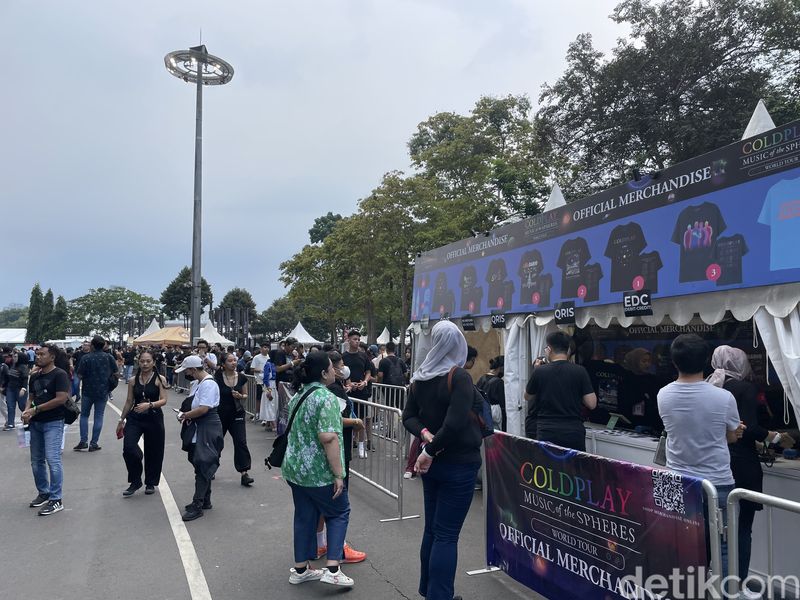 Suasana jelang konser Coldplay Music Of The Spheres in Jakarta pada Rabu (15/11/2023) di kawasan GBK.