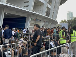 Antrean Mengular di Gate Festival Konser Coldplay Jakarta
