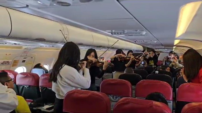 konser di dalam pesawat