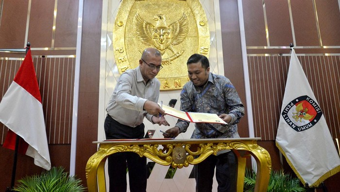 Ketua KPU Hasyim Asyari (kiri) bersama Head of Public Policy and Government Relation Tiktok Indonesia Firry Wahid (kanan) menandatangani nota kesepahaman  di Gedung KPU, Jakarta, Rabu (15/11/2023). KPU bersama Tiktok memperkuat komitmen bersama dalam mendorong integritas Pemilu 2024 melalui berbagai upaya proaktif bersama para pemangku kepentingan terkait. TikTok bersama KPU juga akan fokus memberikan informasi resmi terkait tata cara pemilu kepada pengguna serta program edukasi publik lainnya.
