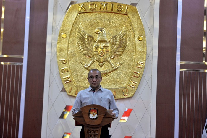 Ketua KPU Hasyim Asyari (kiri) bersama Head of Public Policy and Government Relation Tiktok Indonesia Firry Wahid (kanan) menandatangani nota kesepahaman  di Gedung KPU, Jakarta, Rabu (15/11/2023). KPU bersama Tiktok memperkuat komitmen bersama dalam mendorong integritas Pemilu 2024 melalui berbagai upaya proaktif bersama para pemangku kepentingan terkait. TikTok bersama KPU juga akan fokus memberikan informasi resmi terkait tata cara pemilu kepada pengguna serta program edukasi publik lainnya.
