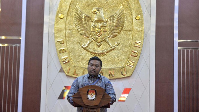 Ketua KPU Hasyim Asyari (kiri) bersama Head of Public Policy and Government Relation Tiktok Indonesia Firry Wahid (kanan) menandatangani nota kesepahaman  di Gedung KPU, Jakarta, Rabu (15/11/2023). KPU bersama Tiktok memperkuat komitmen bersama dalam mendorong integritas Pemilu 2024 melalui berbagai upaya proaktif bersama para pemangku kepentingan terkait. TikTok bersama KPU juga akan fokus memberikan informasi resmi terkait tata cara pemilu kepada pengguna serta program edukasi publik lainnya.