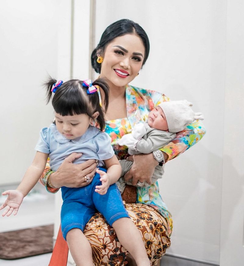 Krisdayanti momong 2 cucu