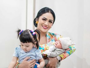 7 Potret Kris Dayanti Momong 2 Cucu Kesayangan, Jadi Nenek Cantik