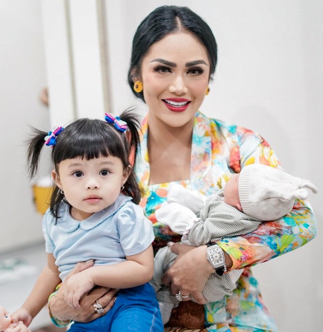 Kris Dayanti bahkan mengunggah momen kebersamaan dengan Ameena dan Azura saat tampil rapi dengan kebaya. Tanpa khawatir riasannya rusak, ia ingin tetap berdekatan dengan cucunya. Foto: Instagram @krisdayantilemos