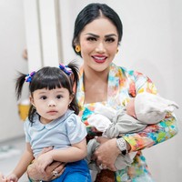 Kris Dayanti bahkan mengunggah momen kebersamaan dengan Ameena dan Azura saat tampil rapi dengan kebaya. Tanpa khawatir riasannya rusak, ia ingin tetap berdekatan dengan cucunya. Foto: Instagram @krisdayantilemos