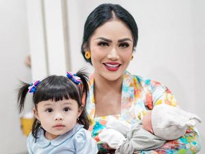 Gaya Krisdayanti Berkebaya Momong 2 Cucu, Paras Baby Azura Curi Atensi
