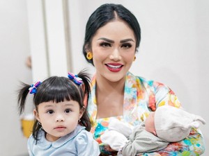 Gaya Krisdayanti Berkebaya Momong 2 Cucu, Paras Baby Azura Curi Atensi