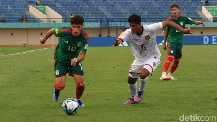 Laga Timnas Venezuela U-17 melawan Timnas Meksiko U-17 pada laga lanjutan Piala Dunia U-17 di Stadion Si Jalak Harupat, Kabupaten Bandung