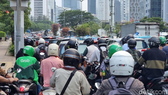Lalu lintas (lalin) dari Bundaran Hotel Indonesia (HI) menuju Stadion Gelora Bung Karno (GBK) macet parah sore ini menjelang konser Coldplay. (dok detikcom)