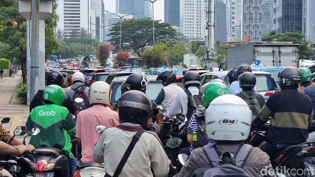 Lalu lintas (lalin) dari Bundaran Hotel Indonesia (HI) menuju Stadion Gelora Bung Karno (GBK) macet parah sore ini menjelang konser Coldplay. (dok detikcom)
