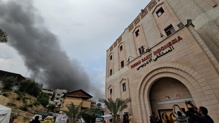 Akibat listrik diblokade Israel, RS Indonesia di Gaza terpaksa melakukan tindakan medis dengan bantuan senter. Begini potretnya.