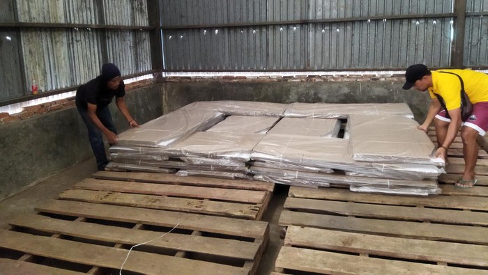 Logistik Pemilu mulai tiba di gudang KPU Pandeglang (Aris/detikcom)