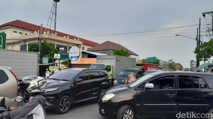 Kemacetan di sekitar Viaduk Gilingan Solo saat jam pulang kerja, Rabu (15/11/2023).