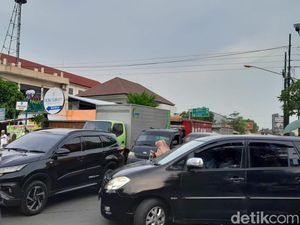 Jam Pulang Kerja, Jalan di Sekitar Masjid Sheikh Zayed Solo Macet Lur!