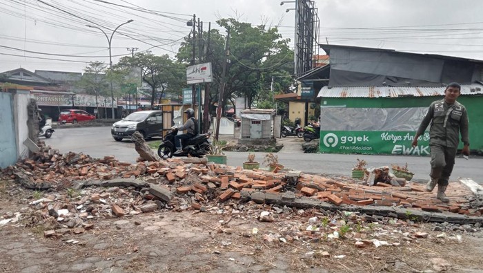 Pemkot Makassar, Sulawesi Selatan (Sulsel) merobohkan pagar beton dibangun warga di atas lahan milik pemerintah.