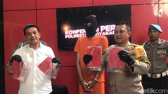 Maling brangkas isi emas dan uang di rumah temannya saat jumpa pers di Mapolresta Jogja, Rabu (15/11/2023)