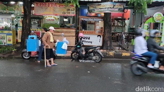 Mang Dede saat berkeliling menjual agar-agar di Cianjur