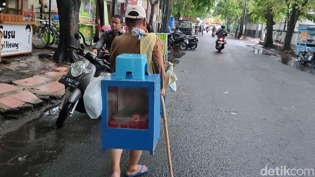 Mang Dede saat berkeliling menjual agar-agar di Cianjur