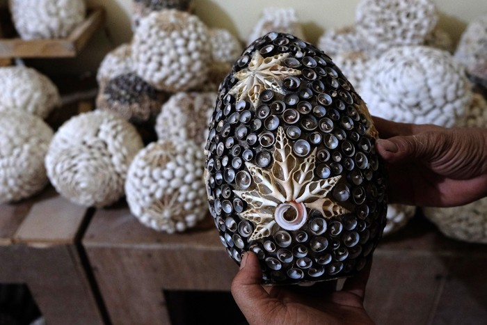 Perajin menata kap lampu berbahan limbah kerang di Desa Serangan, Denpasar, Bali, Selasa (14/11/2023). Penjualan produk kerajinan tersebut menembus pasar ekspor dengan menerima pesanan dari luar negeri yakni Maladewa, Jepang, Australia dan sejumlah negara-negara Eropa yang dijual seharga Rp10.000 hingga Rp500.000 per unit sesuai ukuran dan bentuk. ANTARA FOTO/Nyoman Hendra Wibowo/YU