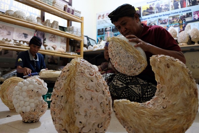 Mantap! Kerajinan Limbah Kerang Asal Bali Tembus Pasar Luar Negeri Perajin menata kap lampu berbahan limbah kerang di Desa Serangan, Denpasar, Bali, Selasa (14/11/2023). Penjualan produk kerajinan tersebut menembus pasar ekspor dengan menerima pesanan dari luar negeri yakni Maladewa, Jepang, Australia dan sejumlah negara-negara Eropa yang dijual seharga Rp10.000 hingga Rp500.000 per unit sesuai ukuran dan bentuk. ANTARA FOTO/Nyoman Hendra Wibowo/YU