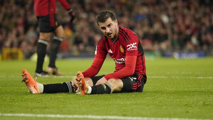 Manchester Uniteds Mason Mount sits on the field during the Champions League group A soccer match between Manchester United and Galatasaray at the Old Trafford stadium in Manchester, England, Tuesday, Oct. 3, 2023. (AP Photo/Dave Thompson)