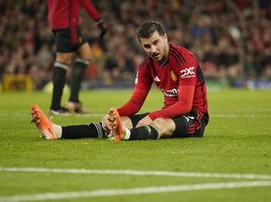 Ten Hag Sabar Menanti Mount Bersinar di MU